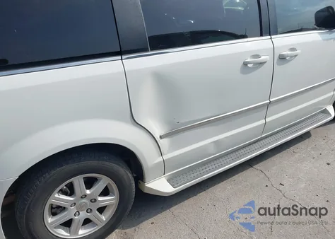 2010 Chrysler Town & Country Touring z USA, uszkodzony, nr VIN 2A4RR5D14AR133746
